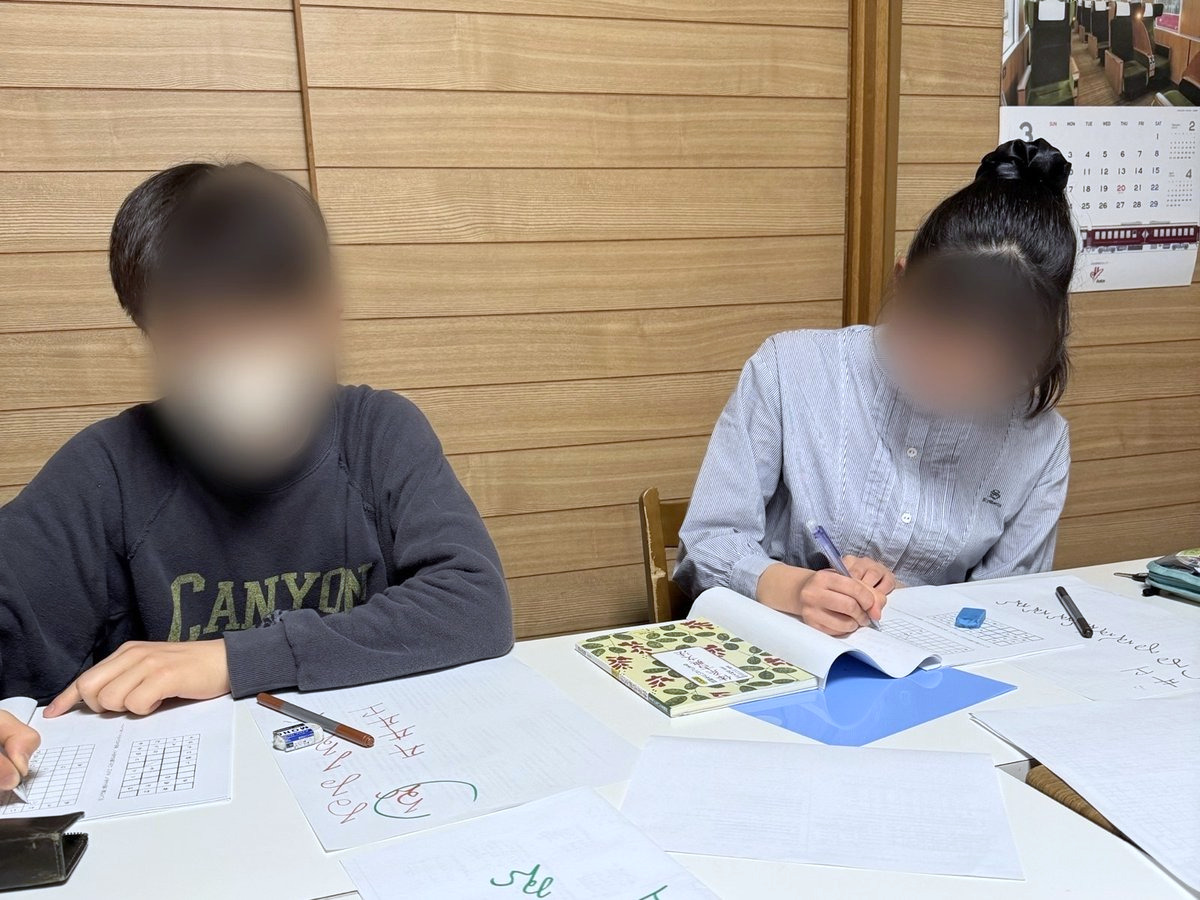 並んでプリントに取り組む男の子と女の子