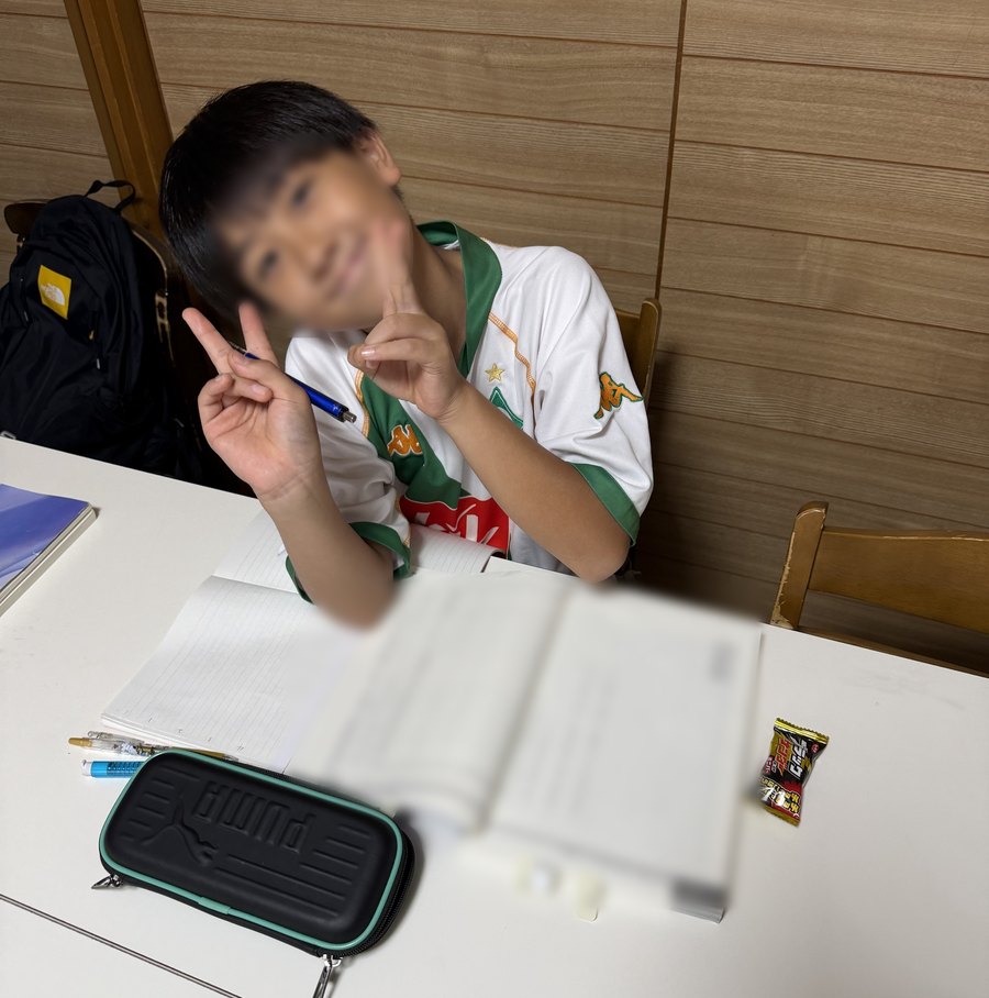 教室でピースをする生徒さん
