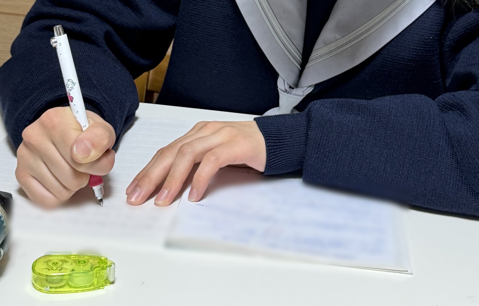 ノートに向かって勉強する生徒さんの手元