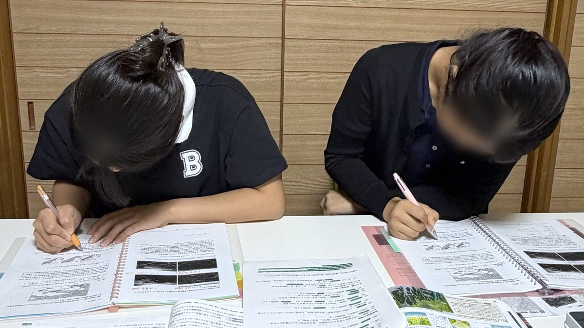 それぞれの教材に集中する2人の生徒さん