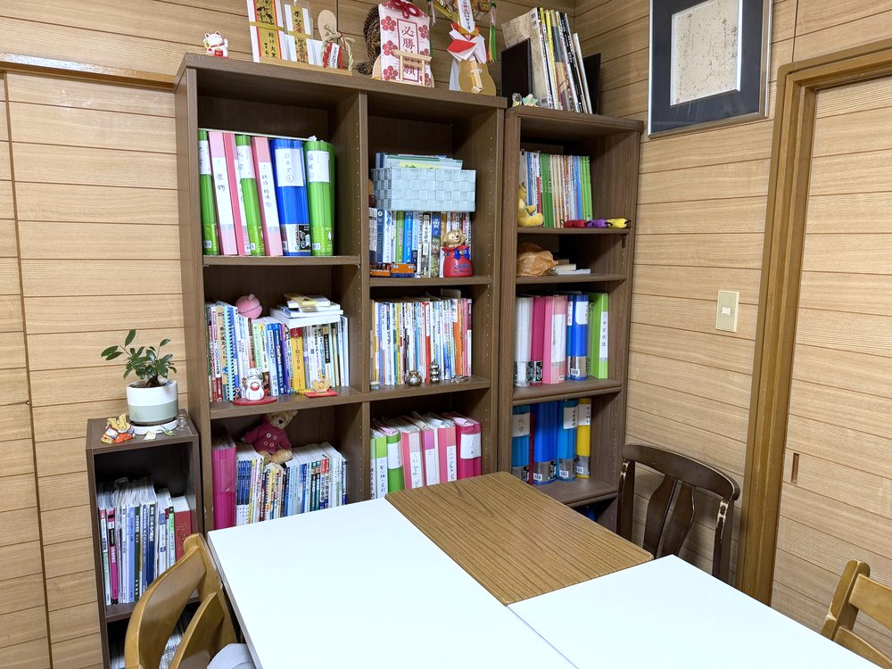 参考書やファイルが並ぶ教室の本棚